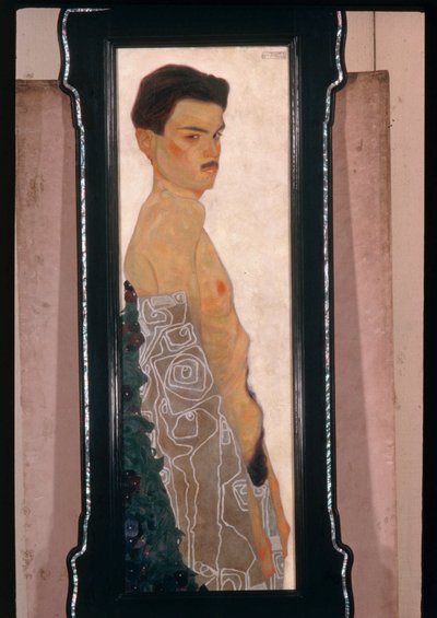 Nacktes Selbstporträt mit ornamentaler Draperie von Egon Schiele