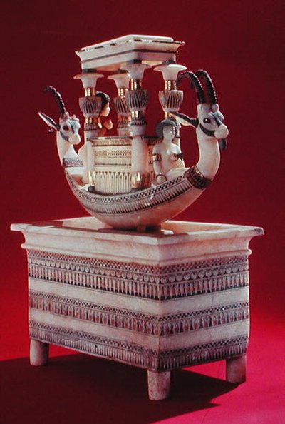 Truhe mit einem Boot, dekoriert mit zwei Köpfen eines syrischen Steinbocks und zwei weiblichen Figuren, die als Prinzessin Mutnedjmet angesehen werden, aus dem Grab von Tutanchamun von Egyptian 18th Dynasty