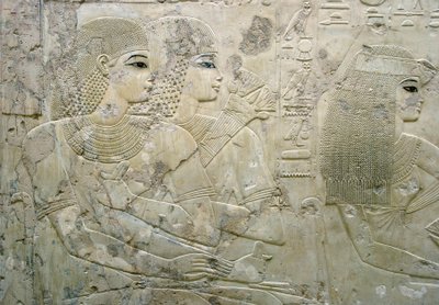 Ägyptische Antiquität: Basrelief, das die Gäste eines Begräbnisbanketts darstellt - Grab des Wesirs Ramose (18. Dynastie) - Luxor, Theben, Grab der Adligen, Ägypten - Ägyptische Zivilisation: Basrelief, das die Gäste eines Begräbnisbanketts darstellt, aus  von Egyptian 18th Dynasty