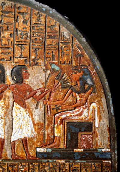 Ägyptische Antike: Grabstele von Minhotep: Detail, das ein Blumenopfer an die Göttin Hathor darstellt, die den Schlüssel des Lebens in Form eines Ankh hält. 18. Dynastie. 14. Jahrhundert v. Chr. Turin, Ägyptisches Museum von Egyptian 18th Dynasty