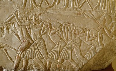 Ägyptische Antike: Sklaven tragen einen Obelisken während der großen Bauarbeiten des pharaonischen Ägyptens. Detail eines Reliefs aus dem Grab eines hohen Beamten der späten 18. Dynastie. 1570-1320 v. Chr. Bologna, Civico Museo Archeologico von Egyptian 18th Dynasty