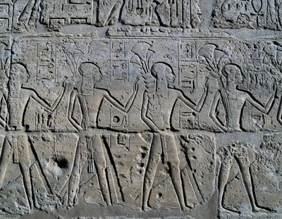 Figuren, die Bergbaudistrikte symbolisieren und ihre Tribute an den Gott bringen, Relief, Hof von Ramses II., Tempel des Amun (Unesco-Welterbeliste) von Egyptian 19th Dynasty