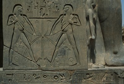 Detail eines Reliefs, das zwei Männer darstellt von Egyptian 19th Dynasty