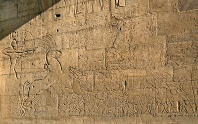 Ägyptische Antike: Ansicht der Reliefs, die die Taten von Ramses II. während der Schlacht von Qadesh im Jahr 1274 v. Chr. feiern, Gedenktempel, der dem Pharao Ramses II. (1279-1213 v. Chr.) gewidmet ist, Standort Ramasseum in Luxor, Ägypten. von Egyptian 19th Dynasty