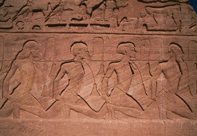 Gefangene des Nordens, Basrelief am Sockel der Giganten des Großen Tempels von Ramses II., Abu Simbel (UNESCO-Welterbeliste) von Egyptian 19th Dynasty