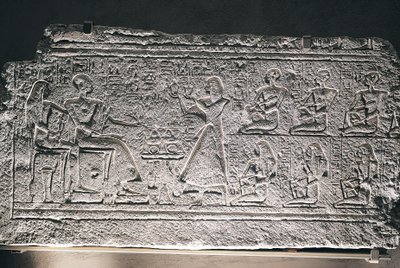 Relief von Ptahotep und Tauseret aus Saqqara, das Paar erhält Angebote von ihrem ältesten Sohn Amenheb und anderen Kindern von Egyptian 19th Dynasty