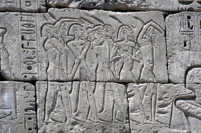 Relief, das nördliche Gefangene in der Schlacht von Ramses III. darstellt, Großer Tempel von Medinet von Egyptian 20th Dynasty
