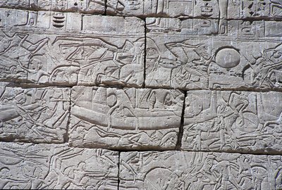 Die Seevölker, Seeschlacht von Ramses III., Medinet Habu, 1195-64 v. Chr. von Egyptian 20th Dynasty