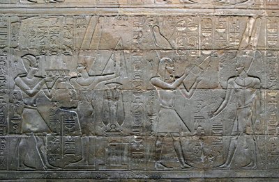 Ägyptische Antike: König Alexander der Große bringt Opfergaben an den Gott Amon Min (Amon-Min). Detail eines Flachreliefs. Kapelle des Heiligen Bootes, Tempel von Luxor, Ägypten von Egyptian Egyptian