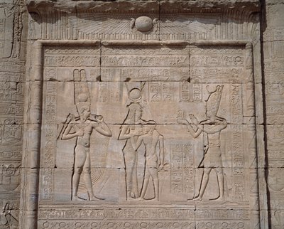 Ägyptische Antike: Blick auf die Flachreliefs des Tempels der Göttin Hathor in Denderah von Egyptian Egyptian