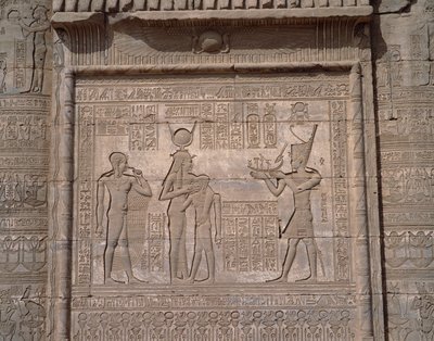 Ägyptische Antiquität: Ansicht der Flachreliefs des Tempels der Göttin Hathor in Denderah von Egyptian Egyptian