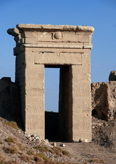 Ägyptische Antiquität: Blick auf den Bogen des Nordtors, Hathor-Tempel, Denderah, Ägypten von Egyptian Ptolemaic Period