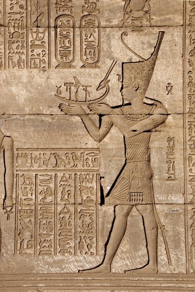 Ägyptische Antike: Römisches Mammisi zur Erinnerung an die Geburt von Ihy, Sohn der Isis - Detail von Reliefs und Hieroglyphen, Tempel der Hathor, Denderah, Ägypten von Egyptian Ptolemaic Period