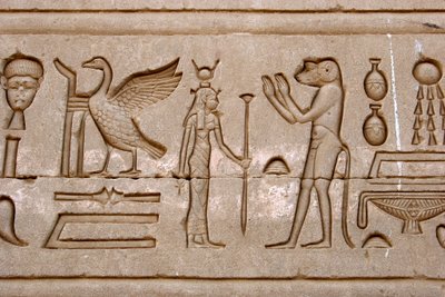 Ägyptische Antike: Hieroglyphen an der Ostwand des Hathor-Tempels, Denderah, Ägypten von Egyptian Ptolemaic Period
