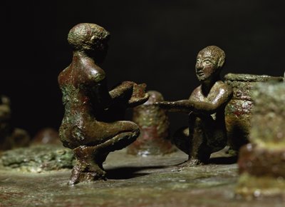Kauernde Figuren aus einer kleinen Gruppenstatue, die Sit Shimsi darstellt, das Ritual zur aufgehenden Sonne, elamitische Periode, aus Susa, Südwestiran, ca. 1150 v. Chr. von Elamite