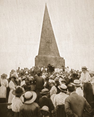 Ein malerischer alter Brauch in St. Ives: das Old Hundredth am John Knill Obelisk, aus The Illustrated War News, 2. August 1916 von English Photographer