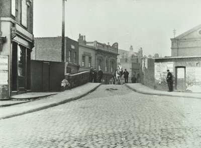 Ein weißes Pferd reist die Rhodeswell Road hinunter in Richtung Old Victory Bridge, 1895 von English Photographer