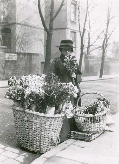Eine Blumenverkäuferin von English Photographer