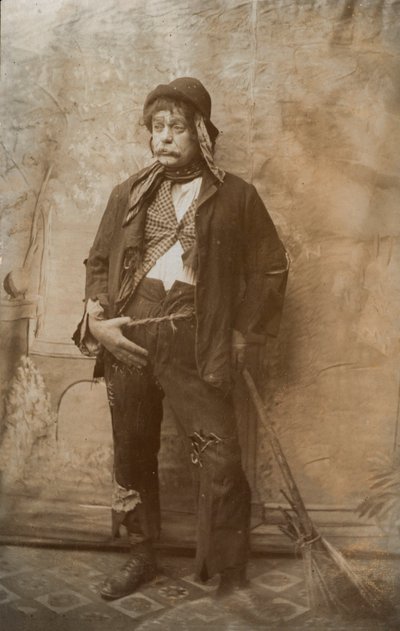 Schauspieler als Straßenreiniger verkleidet (s/w Foto) von English Photographer