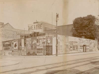 Werbung an der Ecke von Latchmere Road und Lavender Hill, Wandsworth, London von English Photographer