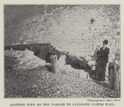 Eine weitere Ansicht der Schäden an der Mauer von Sandgate Castle von English Photographer