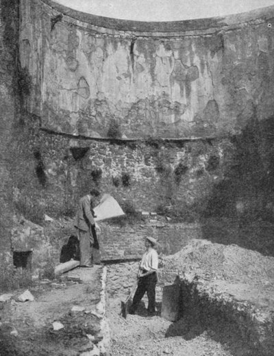 Bastion der historischen Londoner Mauer, gefunden in Cripplegate, während der Ausgrabungen nach dem Zweiten Weltkrieg von English Photographer