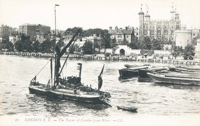 Boote auf der Themse mit dem Tower of London im Hintergrund von English Photographer