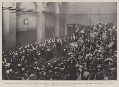 Hundertjahrfeier des Royal College of Surgeons, Verleihung von Diplomen an den Marquis von Salisbury, Lord Rosebery und andere an der Universität von London am 26. Juli von English Photographer