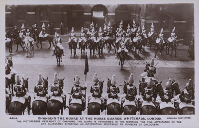 Wachablösung, Horse Guards, Whitehall, London von English Photographer