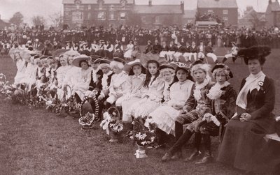 Kinder in Kostümen bei einem Kostümwettbewerb, ca. 1910 von English Photographer
