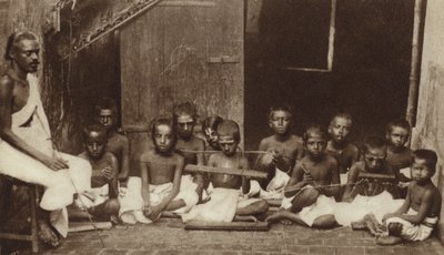 Kinder und ihre Lehrerin in einer Schule in Indien (s/w Foto) von English Photographer