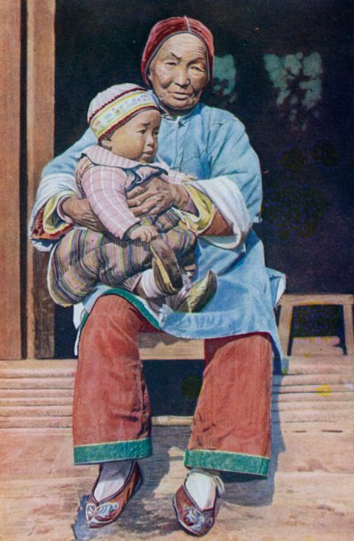 Chinesische Großmutter, die Hosen trägt, mit ihrem Enkel von English Photographer