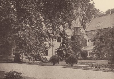 Kloster des Heiligen Herzens, Roehampton: Ostende der Terrasse und Rückzugshaus (s/w Foto) von English Photographer
