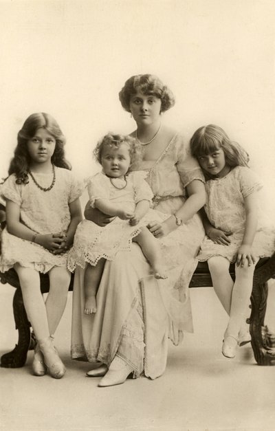 Daphne du Maurier als Kleinkind (s/w Foto) von English Photographer