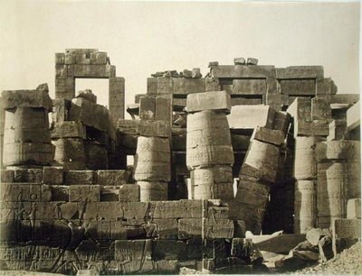 Außenansicht des Hypostyls des großen Tempels von Karnak von English Photographer
