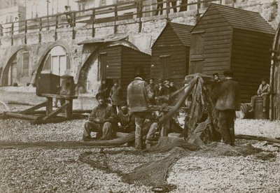Fischer mit ihren Netzen am Strand von Brighton von English Photographer