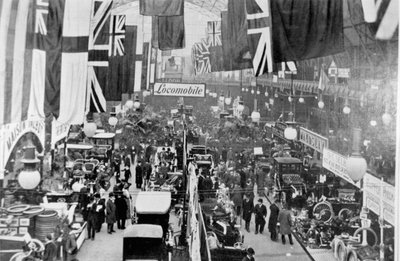 Allgemeine Ansicht der Menschenmengen, die die Exponate auf einer Automobilausstellung inspizieren von English Photographer