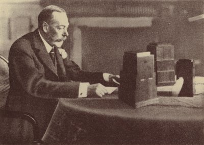 George V. sendet seine Weihnachtsbotschaft an das Britische Commonwealth und Empire von English Photographer