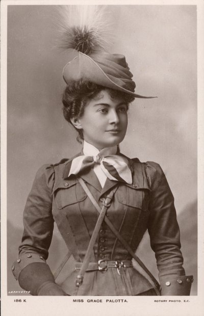 Grace Palotta, österreichischstämmige Bühnenschauspielerin, als Daisy in der musikalischen Komödie The Messenger Boy von English Photographer