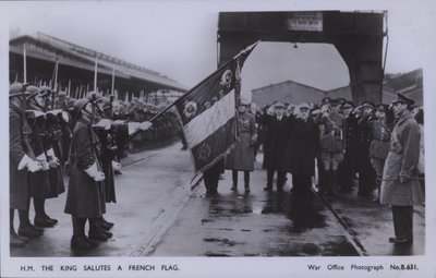 Seine Majestät der König salutiert vor einer französischen Flagge (s/w Foto) von English Photographer