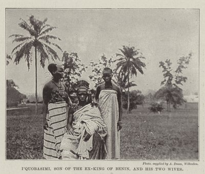 IQuobasimi, Sohn des Ex-Königs von Benin, und seine zwei Frauen von English Photographer