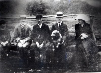 James und Lytton Strachey mit Thoby, Adrian und Virginia Stephen in Fritham, Hampshire, 1901 von English Photographer