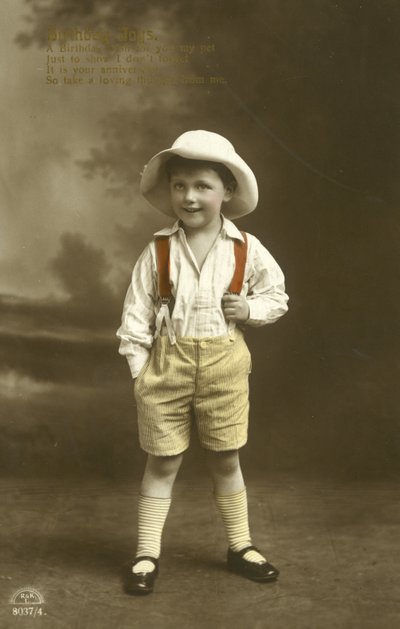 Kleiner Junge in roten Hosenträgern von English Photographer