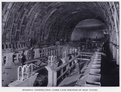 Mersey-Tunnel: Straßenbau unter Landabschnitten des Haupttunnels von English Photographer