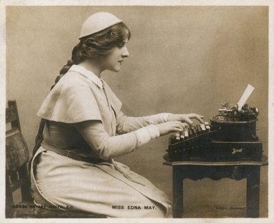 Miss Edna May an der Schreibmaschine von English Photographer