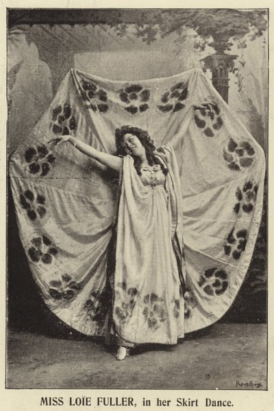 Miss Loie Fuller in ihrem Rocktanz von English Photographer