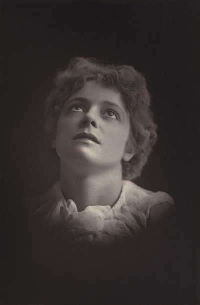 Miss Olga Brandon von English Photographer