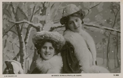 Misses Zena und Phyllis Dare von English Photographer