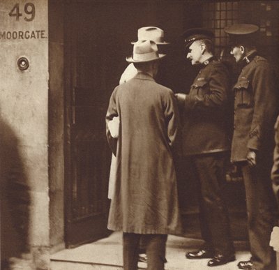 Polizei durchsucht die Büros der Sowjetischen Handelsgesellschaft (Arcos), 49 Moorgate, London, Mai 1927 von English Photographer