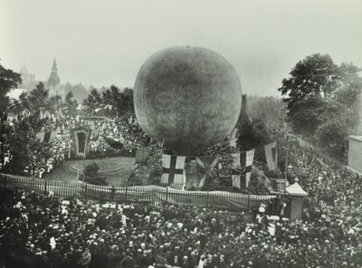 Poplar Recreation Ground: Menschenmengen beobachten einen Heißluftballon, 1892 von English Photographer